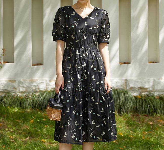 立体色织剪花布V领连衣裙